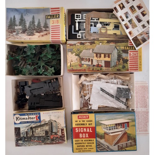 658 - Early 1950's Hornby 00 gauge railway models including a boxed Hornby Dublo EDL17 0-6-2 locomotive, u... 