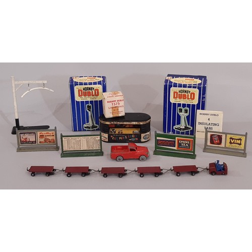 661 - A collection of 00 gauge railway modelling lineside accessories including boxed Hornby Dublo Colour ... 