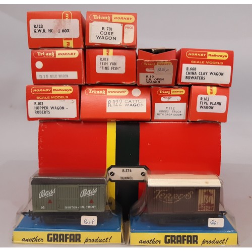 663 - A collection of 00 gauge railway models by Hornby and Tri-ang Hornby including boxed R051 GWR 0-6-0 ... 