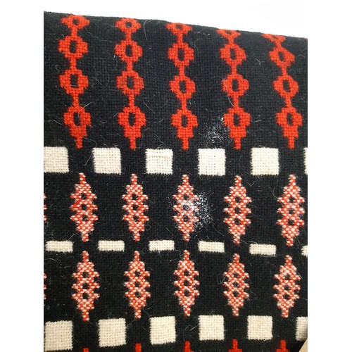 676 - Traditional woollen welsh blanket in reversible double weave, in red, black and white, 228x180cm  (A... 