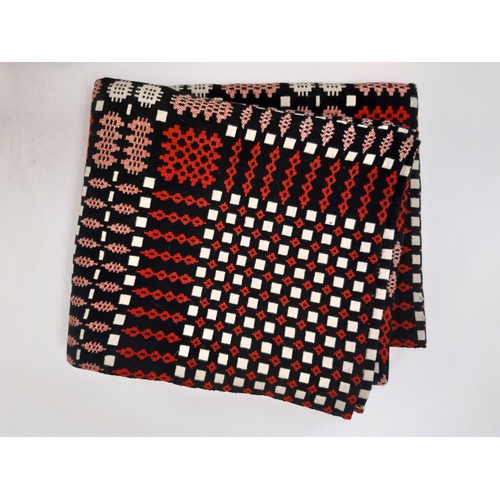 676 - Traditional woollen welsh blanket in reversible double weave, in red, black and white, 228x180cm  (A... 