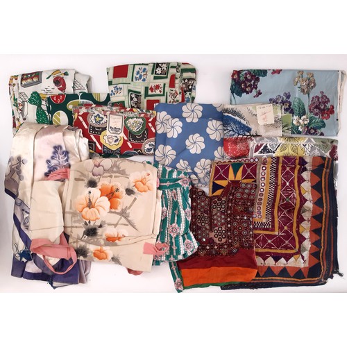 699 - An interesting collection of mixed vintage textiles including 1950's/ 60's unused bright cotton prin... 