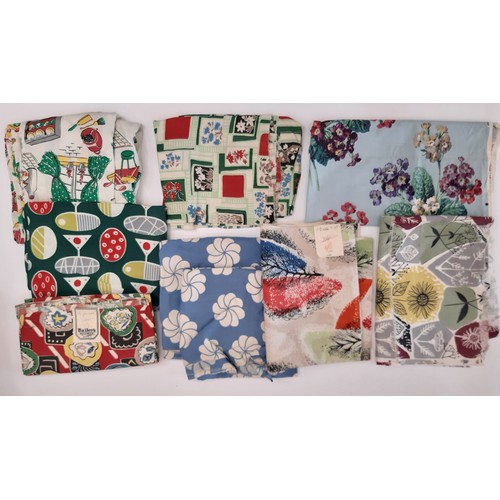 699 - An interesting collection of mixed vintage textiles including 1950's/ 60's unused bright cotton prin... 