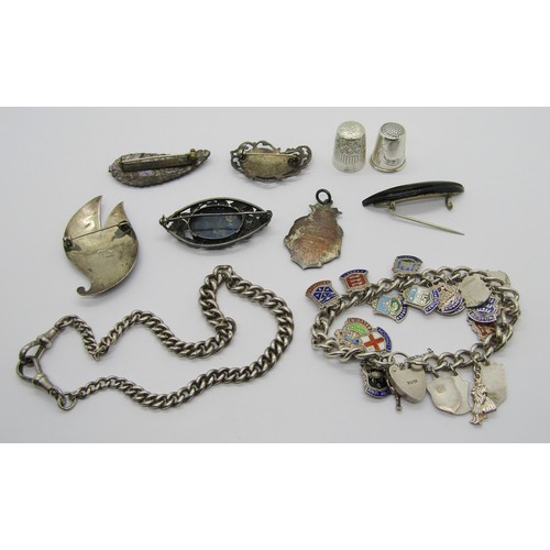 276 - Collection of silver jewellery to include an early 20th century lapis lazuli brooch with floral deta... 