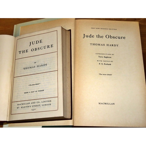 581 - Thomas Hardy and William Makepeace Thackeray collection (21) to include nine volumes of Hardy publis... 