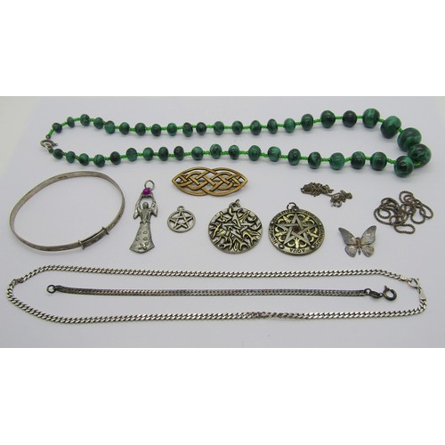 279 - Collection of silver and costume jewellery to include a silver pendant necklace depicting a wizard, ... 