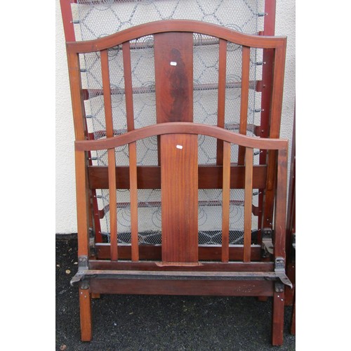 1508 - A pair of Edwardian mahogany single bed frames to accept a 3ft mattress