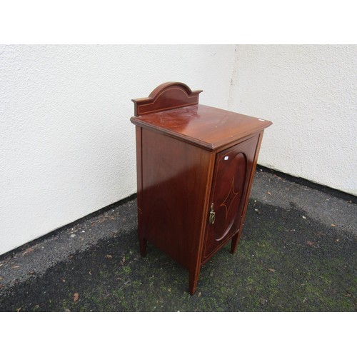 1519 - A marble topped dressing table partially enclosed by drawers and cupboards, with shaped splash back ... 