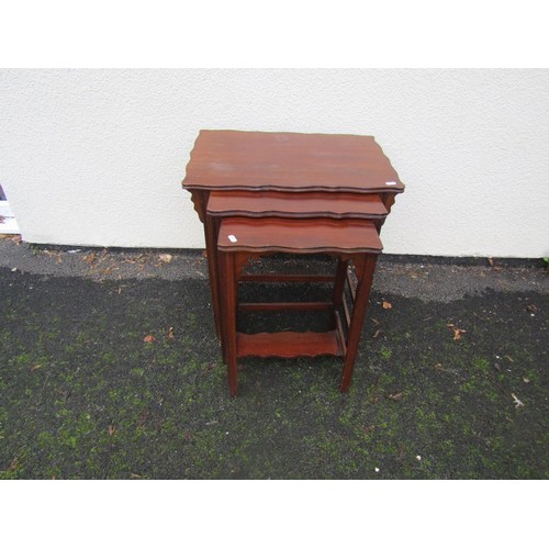 1537 - A nest of three mahogany occasional tables on moulded supports, 55cm wide max