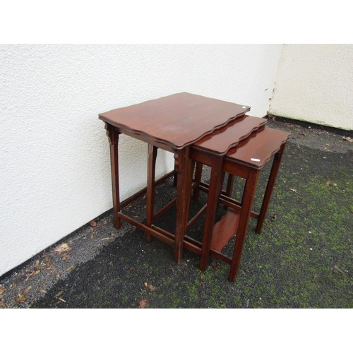 1537 - A nest of three mahogany occasional tables on moulded supports, 55cm wide max