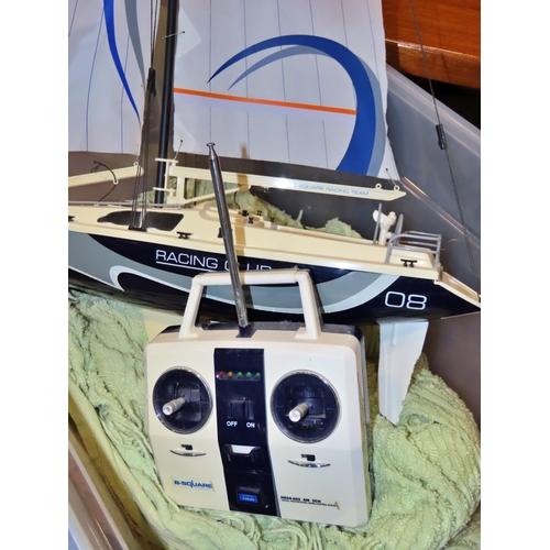 1087 - B Square Racing Club remote control yacht