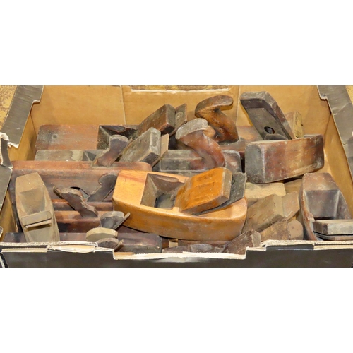 1095 - A collection of vintage wood working planes