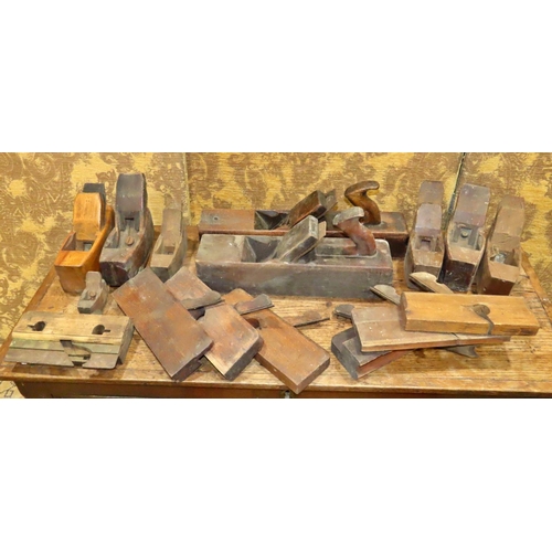 1095 - A collection of vintage wood working planes