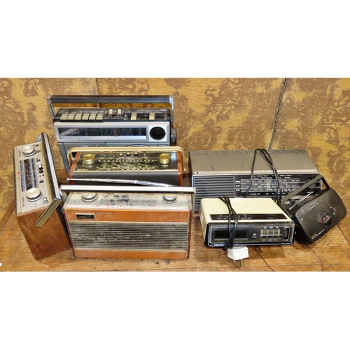 1099 - A small collection of vintage and contemporary transistor and other radios, together with a few vint... 