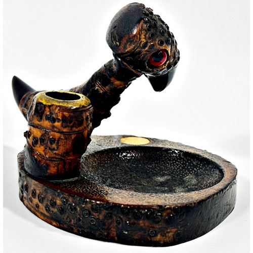 285 - A novelty YZ nut bird ashtray by Henry Howell & Co Ltd with dark amber beak and tail, 10 cm high, 16... 