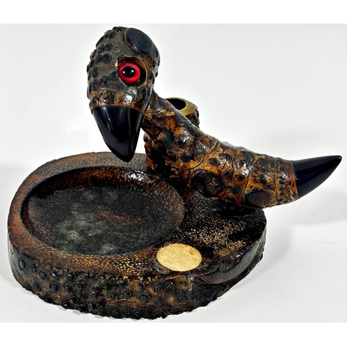 285 - A novelty YZ nut bird ashtray by Henry Howell & Co Ltd with dark amber beak and tail, 10 cm high, 16... 