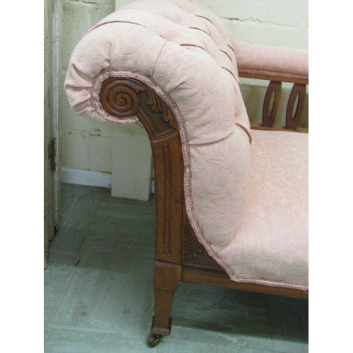 1562 - A Edwardian chaise longue with upholstered finish