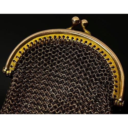 292 - A small antique 9ct yellow gold chainwork coin purse, stamped to clasp border, 21g, 6 x 5cm.