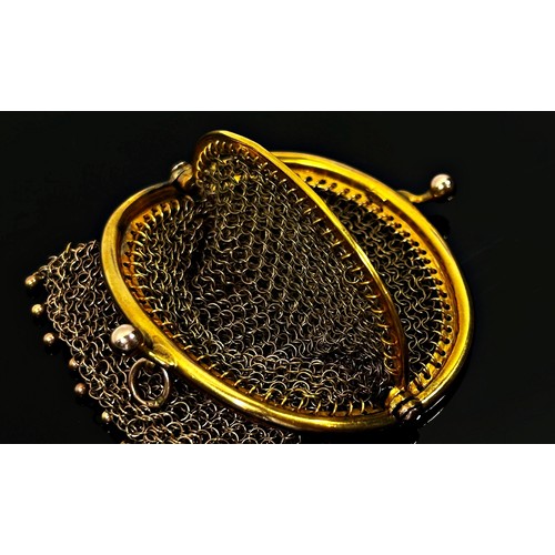 292 - A small antique 9ct yellow gold chainwork coin purse, stamped to clasp border, 21g, 6 x 5cm.