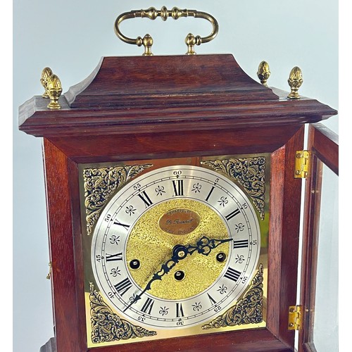 343 - A good quality reproduction oak cased bracket clock of shallow proportions in the Georgian style, wi... 