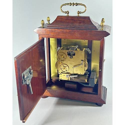 343 - A good quality reproduction oak cased bracket clock of shallow proportions in the Georgian style, wi... 