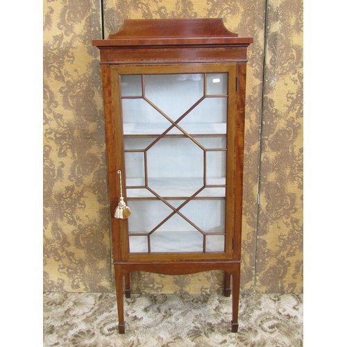 1136 - Small inlaid Edwardian mahogany display cabinet, encloses by an astragal glazed panelled door, 131cm... 