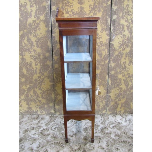 1136 - Small inlaid Edwardian mahogany display cabinet, encloses by an astragal glazed panelled door, 131cm... 