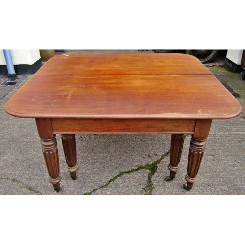 1576 - A good example of a 19th century mahogany pull out extending dining table, the rectangular top with ... 