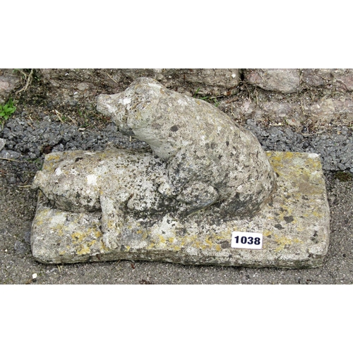 1038 - Small novelty weathered cast composition stone ornament in the form of amorous pigs, 17cm high x 30 ... 