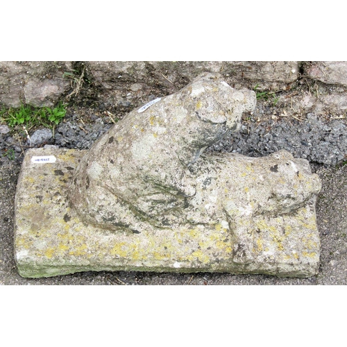 1038 - Small novelty weathered cast composition stone ornament in the form of amorous pigs, 17cm high x 30 ... 