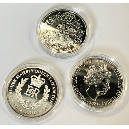 309 - Boxed and other commemorative coins to include Battle of Britain & other Crowns, etc.