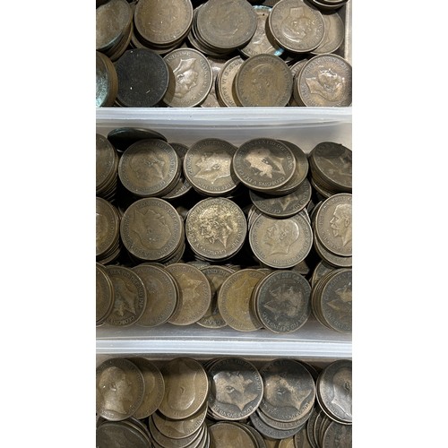 304A - A large and varied collection of circulated British coinage, mostly copper cons to include Victorian... 