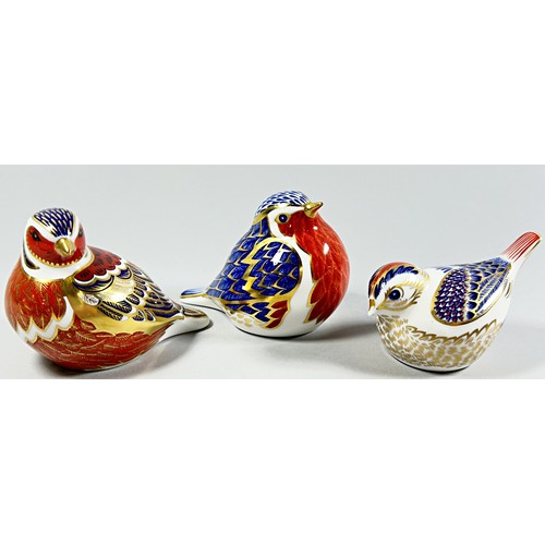 69 - A collection of Royal Crown Derby Imari birds to include an Owl, a Robin and a Firecrest with gold s... 