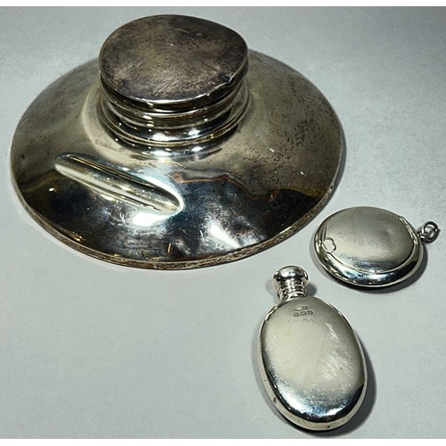 304 - A silver flat bottomed ships inkwell, a silver compactum and a silver scent bottle, Birmingham, 1919... 