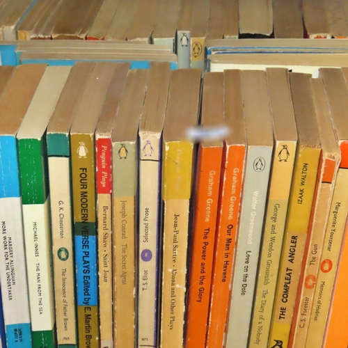 701 - An extensive collection of Penguin and Pelican paperbacks (approx 300)