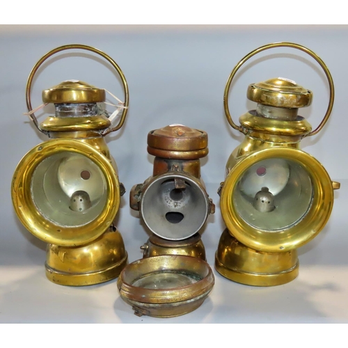 647 - Two vintage brass Belsize 104 paraffin car lamps together with a smaller brass car lamp (af)