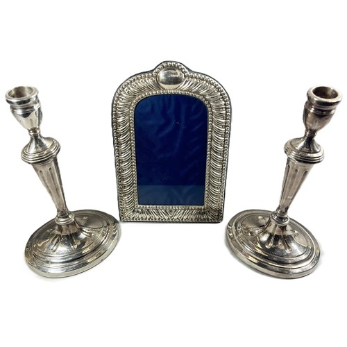 293 - A silver plated easel photo frame, opening 18cm x 11cm and a pair of Georgian style silver plated ca... 