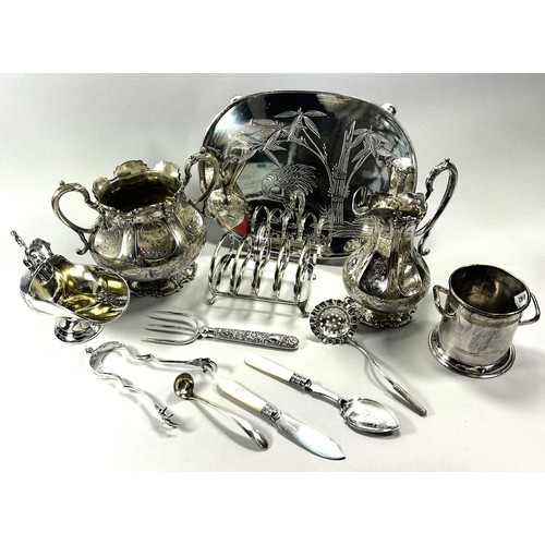 285 - A selection of silver plated items, including a dish, toast rack, sugar bowl, cream jug, cased flatw... 