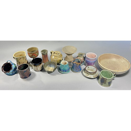 89 - A large collection of mid-20th century studio pottery comprising bowls, tankards, jugs, etc