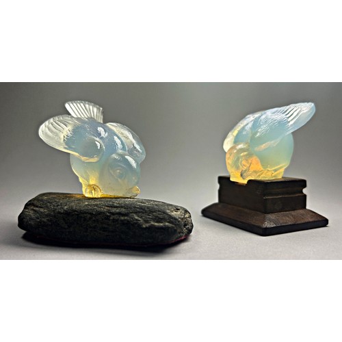 186 - Two Sabino glass doves one perched on a wood plinth, the other on a pebble, both 5cm high appro