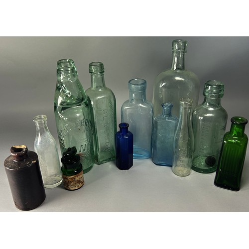 192 - A collection of vintage bottles and flagons (18)