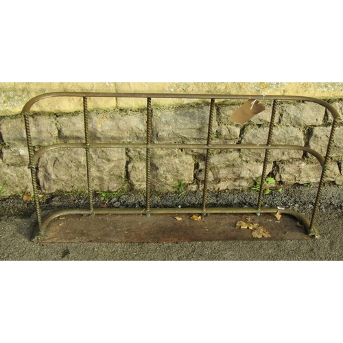 1046 - A 19th century  brass fire fender with spiral twist open vertical rails, 47 cm high x 90 cm wide