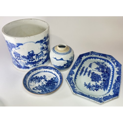 64 - A group of four 18th-20th century Chinese blue and white porcelain items, to include: A bitong/brush... 