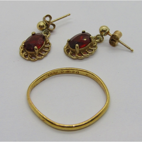 361 - Small group of jewellery comprising a 22ct wedding ring, 1.6g (worn), a pair of garnet drop earrings... 