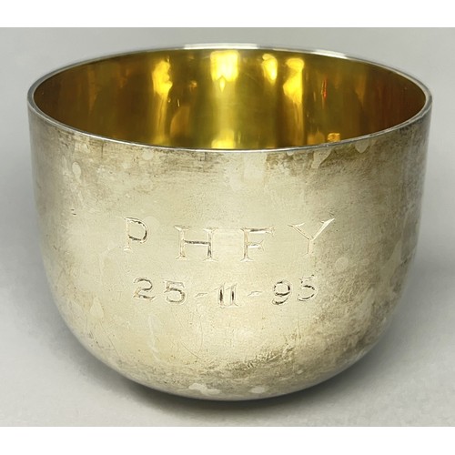 293 - A silver tumbler, London, 1995, Maker J A Campbell, 6cm high , 4.3 oz