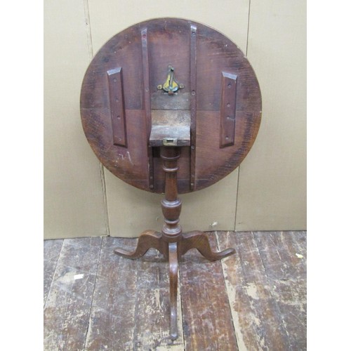 1472 - A Georgian oak country made snap top table on turned pillar and tripod, the top 69cm diameter