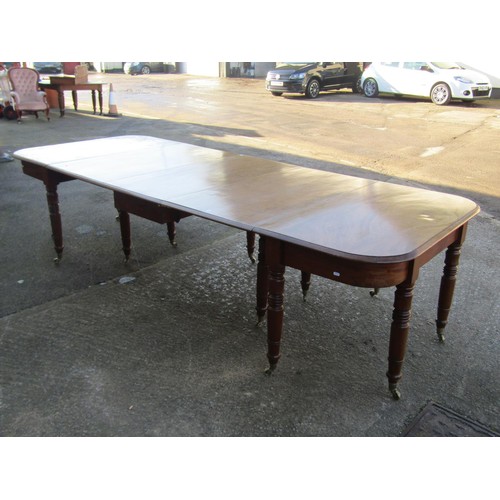 1552 - A good quality 19th century mahogany dining table with folding additional leaves, raised on turned s... 