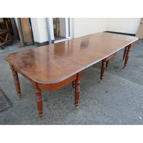 1552 - A good quality 19th century mahogany dining table with folding additional leaves, raised on turned s... 