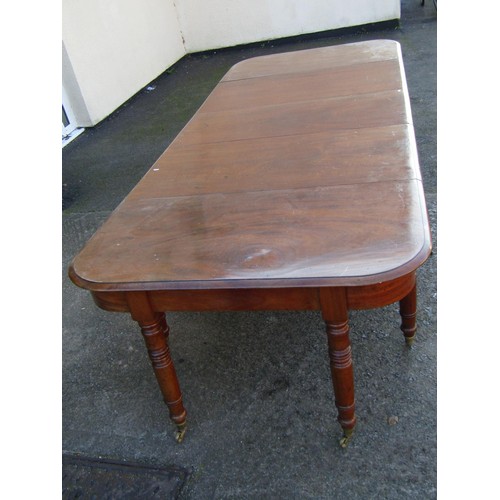 1552 - A good quality 19th century mahogany dining table with folding additional leaves, raised on turned s... 