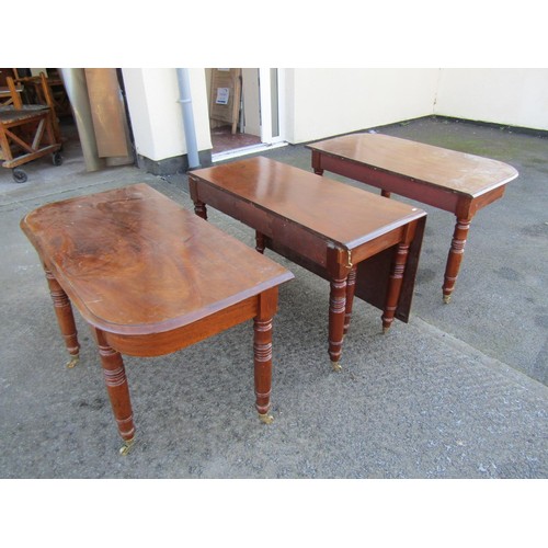 1552 - A good quality 19th century mahogany dining table with folding additional leaves, raised on turned s... 